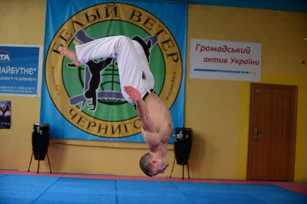 卡波埃拉的家伙在健身房 乌克兰 切尔尼戈夫 2017年5月 — 图库照片