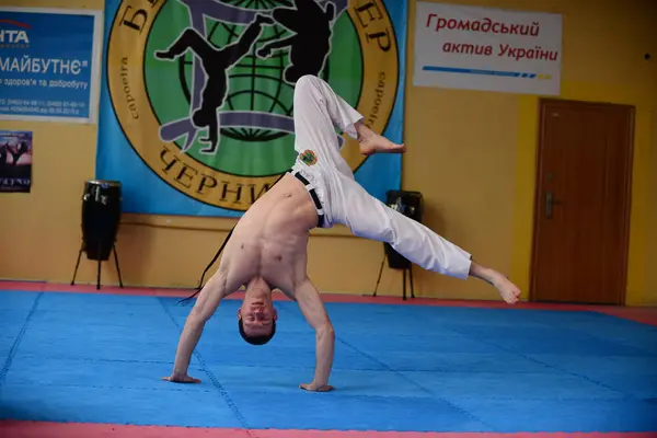 Chicos Capoeira Gimnasio Ucrania Chernigov Mayo 2017 —  Fotos de Stock