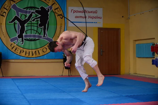 卡波埃拉的家伙在健身房 乌克兰 切尔尼戈夫 2017年5月 — 图库照片