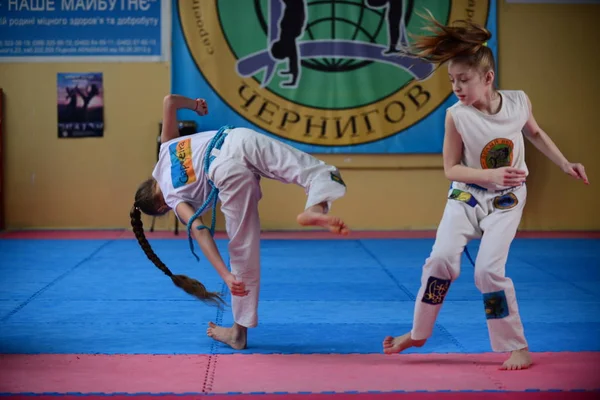 Chicos Cacapoeira Gimnasio Ucrania Chernigov Mayo 2017Chicos Poeira Gimnasio Ucrania —  Fotos de Stock