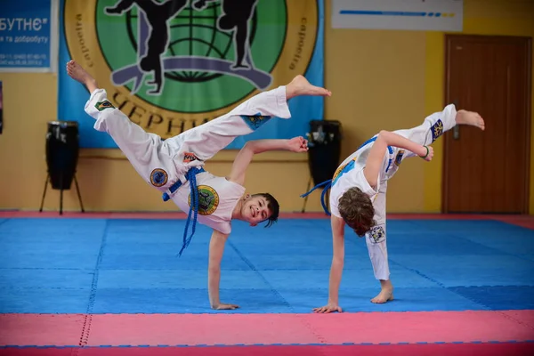 Chicos Cacapoeira Gimnasio Ucrania Chernigov Mayo 2017Chicos Poeira Gimnasio Ucrania — Foto de Stock