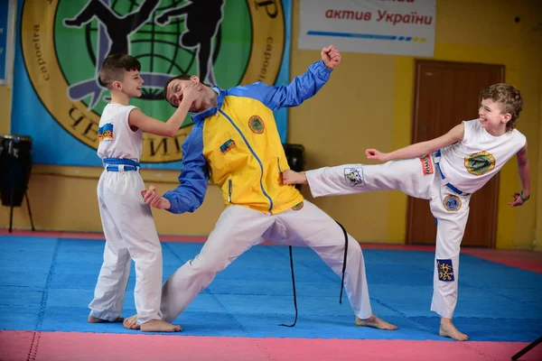 Les Gars Cacapoeira Gymnase Ukraine Tchernigov Mai 2017Poeira Gars Dans — Photo
