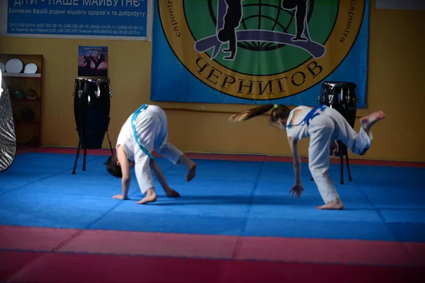 Les Gars Capoeira Dans Salle Gym Ukraine Tchernigov Mai 2017 — Photo