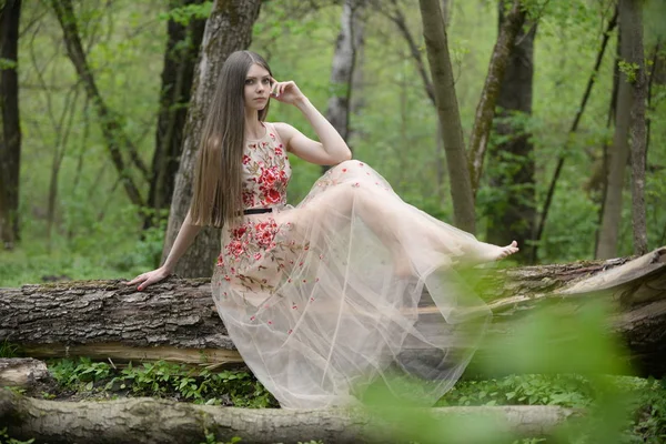 Ormanda beyaz elbiseli güzel bir kız.