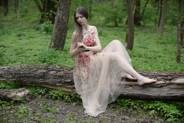 Piękna Dziewczyna Białej Sukience Lesie — Zdjęcie stockowe