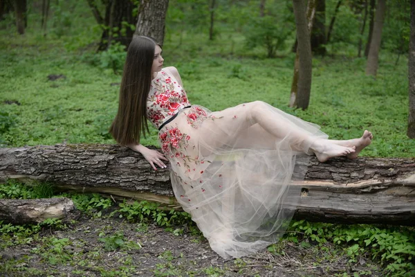 Schöne Mädchen Einem Weißen Kleid Wald — Stockfoto