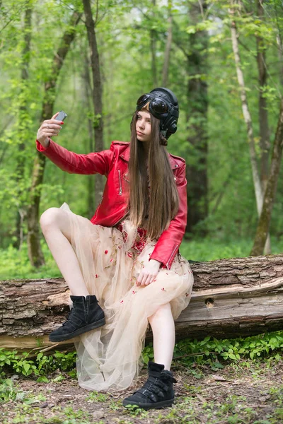 Dziewczyna Czerwonej Skórzanej Kurtce Sprawia Selfie — Zdjęcie stockowe