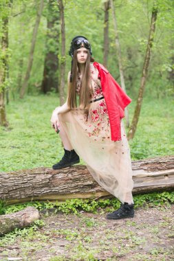 Kırmızı deri ceketi giyen kız selfie yapar