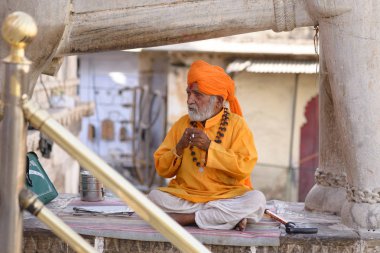 Yogi Varanasi, Ganj kıyısında. Türkiye, Aralık 2015