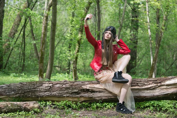 Flicka Rött Läder Jacka Gör Selfie — Stockfoto