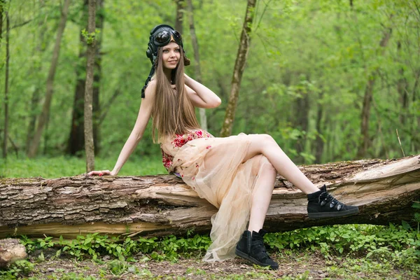 Mädchen Einem Kleid Mit Luftfahrthelm — Stockfoto