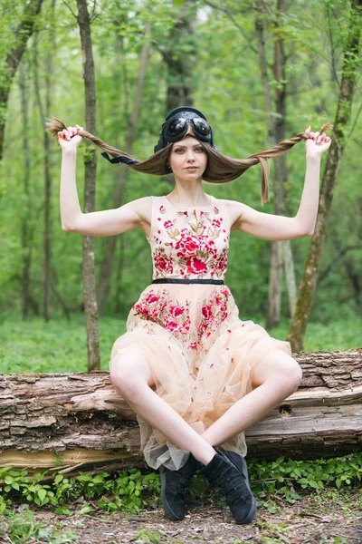 Mädchen Einem Kleid Mit Luftfahrthelm — Stockfoto