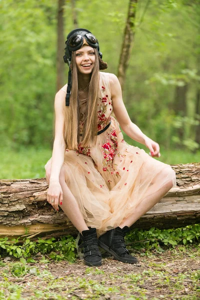 Mädchen Einem Kleid Mit Luftfahrthelm — Stockfoto