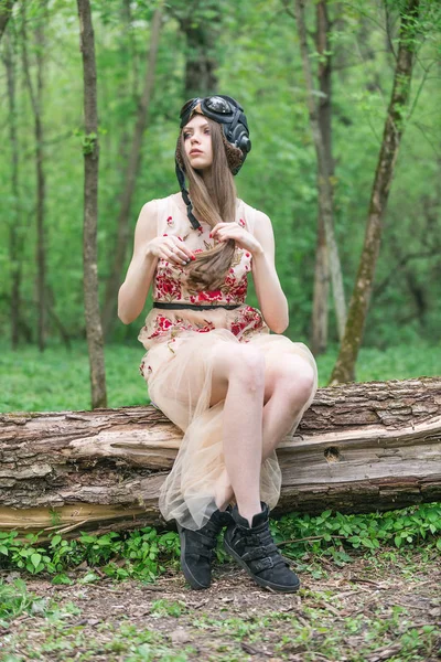 Chica Con Vestido Casco Aviación —  Fotos de Stock