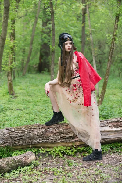 Девушка Красной Кожаной Куртке Делает Селфи — стоковое фото