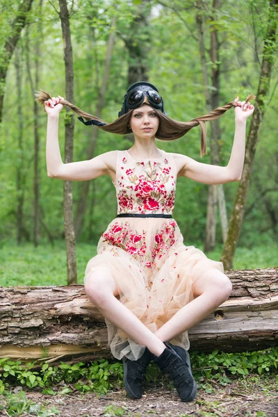 航空ヘルメットのドレスの女の子 — ストック写真