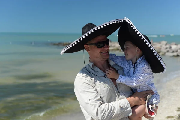 Padre Hijo Sombreros Mexicanos Orilla Del Mar Negro Ucrania — Foto de Stock