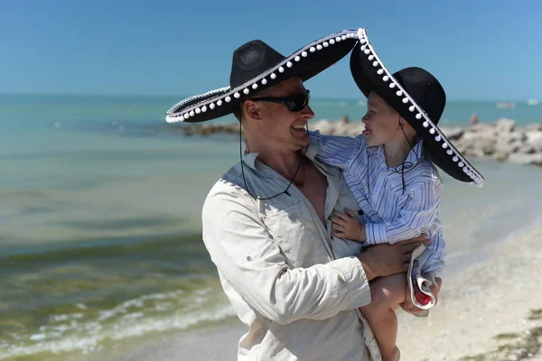Padre Hijo Sombreros Mexicanos Orilla Del Mar Negro Ucrania — Foto de Stock