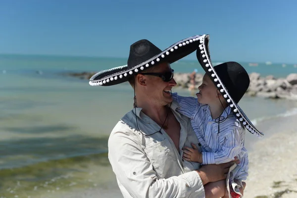 Padre Hijo Sombreros Mexicanos Orilla Del Mar Negro Ucrania — Foto de Stock