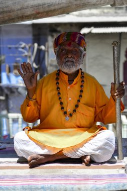 adam yogi Hint kent Varanasi, Ganj Nehri'nin setin içinde. Kasım 2016