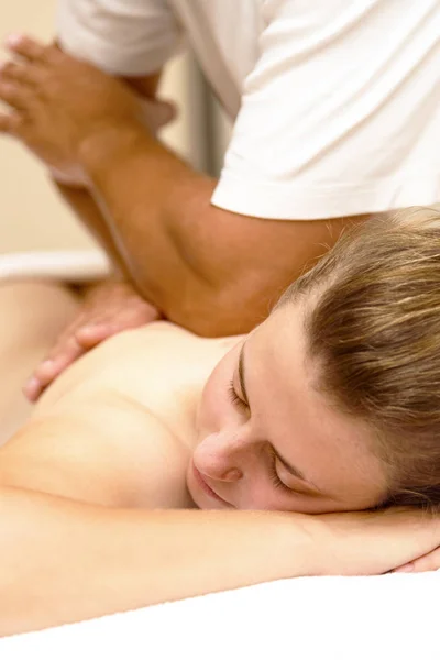 Mooi Meisje Een Man Doen Massage Spa Salon — Stockfoto