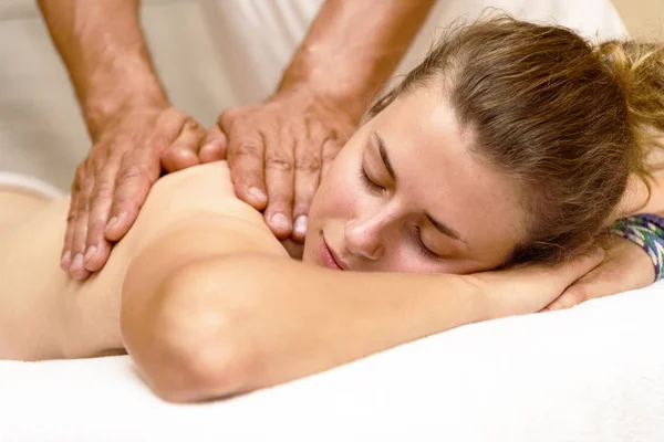 Hermosa Chica Hombre Haciendo Masaje Salón Spa — Foto de Stock