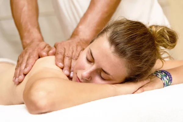 Hermosa Chica Hombre Haciendo Masaje Salón Spa — Foto de Stock