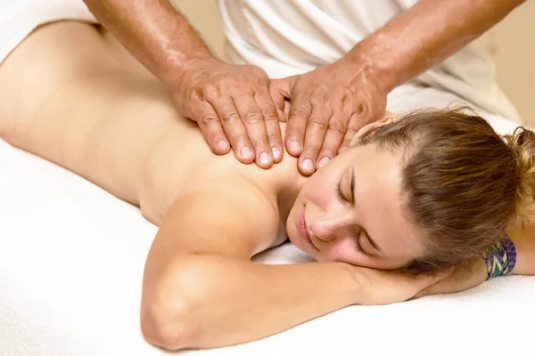 Mooi Meisje Een Man Doen Massage Spa Salon — Stockfoto