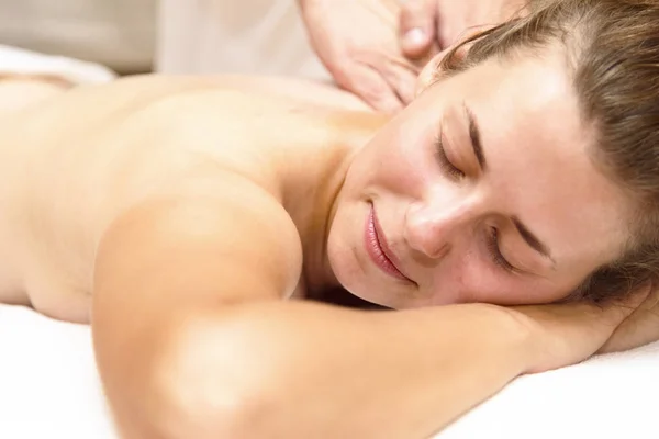 Hermosa Chica Hombre Haciendo Masaje Salón Spa — Foto de Stock