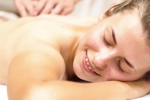 Hermosa Chica Hombre Haciendo Masaje Salón Spa — Foto de Stock