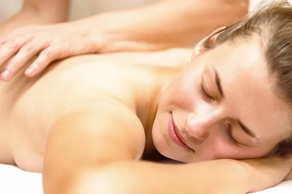 Hermosa Chica Hombre Haciendo Masaje Salón Spa — Foto de Stock