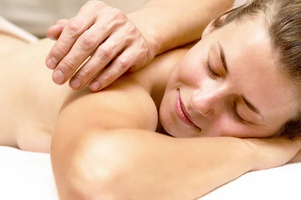 Hermosa Chica Hombre Haciendo Masaje Salón Spa — Foto de Stock