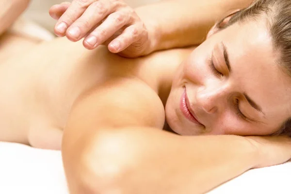 Hermosa Chica Hombre Haciendo Masaje Salón Spa — Foto de Stock