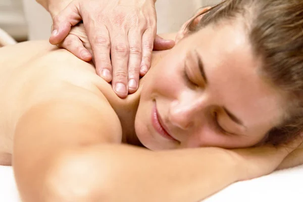 Hermosa Chica Hombre Haciendo Masaje Salón Spa — Foto de Stock