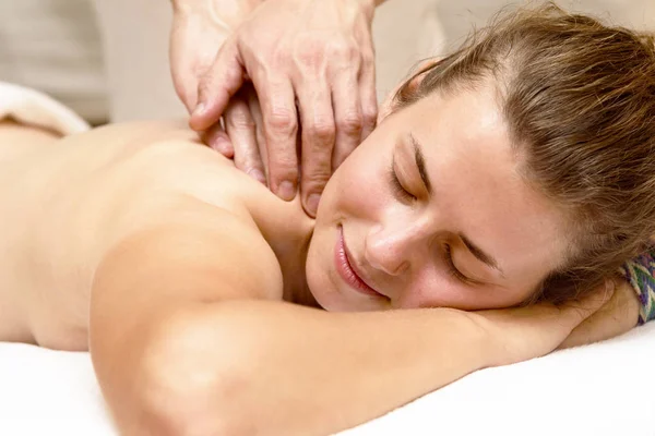 Hermosa Chica Hombre Haciendo Masaje Salón Spa — Foto de Stock