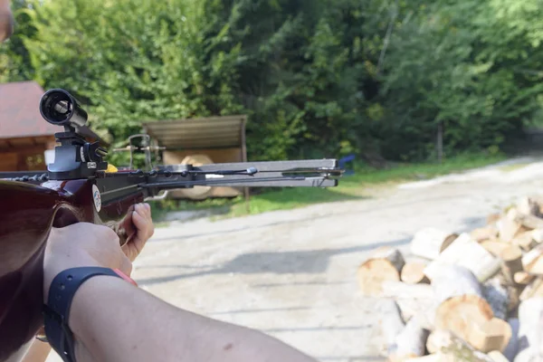 Persoon Schiet Met Een Kruisboog — Stockfoto