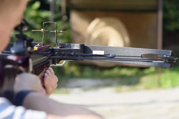 Orang Menembak Dengan Panah Otomatis — Stok Foto