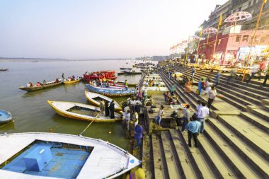 Varanasi, Hindistan, Kasım 2015 Ganj Nehri akşam çıkabilir
