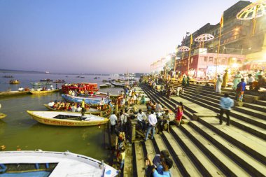 Varanasi, Hindistan, Kasım 2015 Ganj Nehri akşam çıkabilir