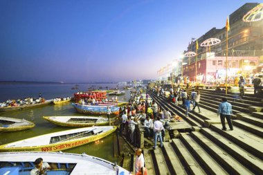 Varanasi, Hindistan, Kasım 2015 Ganj Nehri akşam çıkabilir