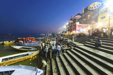 Varanasi, Hindistan, Kasım 2015 Ganj Nehri akşam çıkabilir