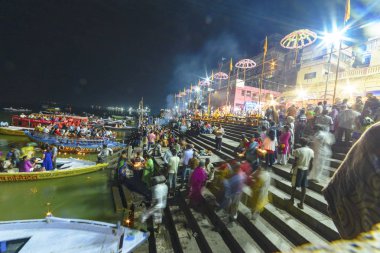 Varanasi, Hindistan, Kasım 2015 Ganj Nehri akşam çıkabilir