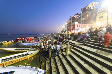Varanasi, Hindistan, Kasım 2015 Ganj Nehri akşam çıkabilir