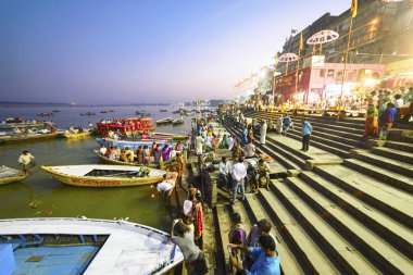 Varanasi, Hindistan, Kasım 2015 Ganj Nehri akşam çıkabilir