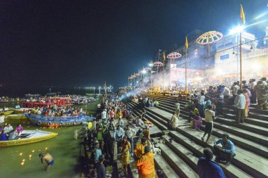 Varanasi, Hindistan, Kasım 2015 Ganj Nehri akşam çıkabilir