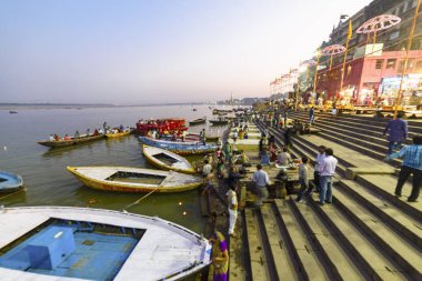 Varanasi, Hindistan, Kasım 2015 Ganj Nehri akşam çıkabilir