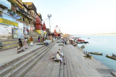 Varanasi, Hindistan, Kasım 2015 Ganj Nehri akşam çıkabilir