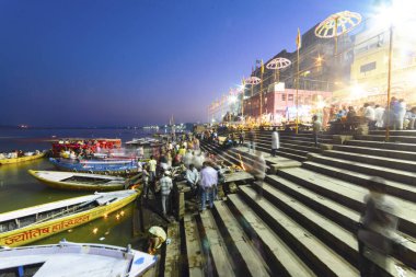 Varanasi, Hindistan, Kasım 2015 Ganj Nehri akşam çıkabilir
