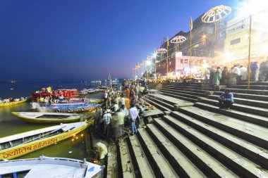 Varanasi, Hindistan, Kasım 2015 Ganj Nehri akşam çıkabilir