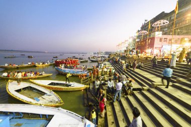 Varanasi, Hindistan, Kasım 2015 Ganj Nehri akşam çıkabilir